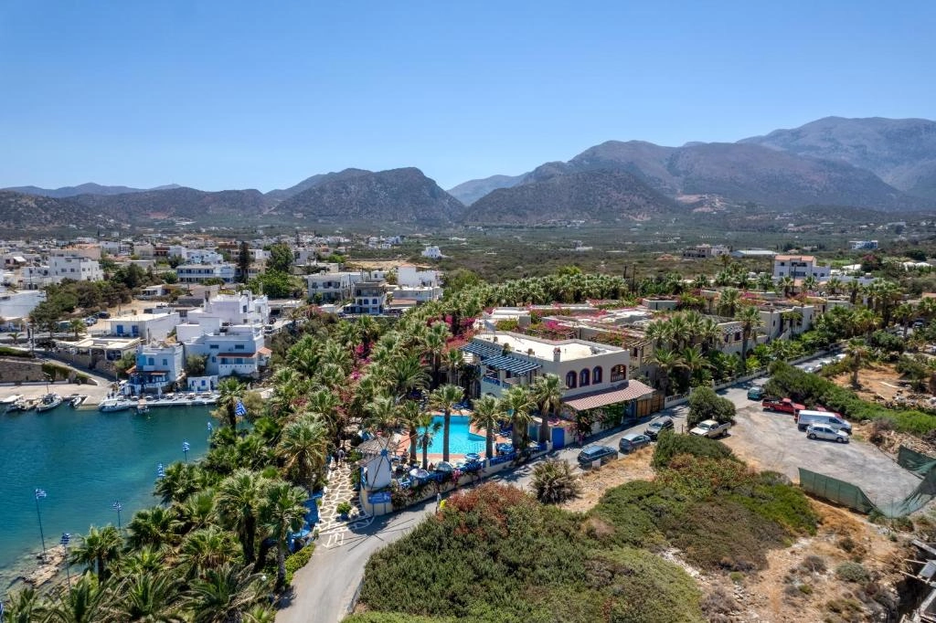 Αεροφωτογραφία του Palm Bay Sissi Hotel δίπλα στο λιμάνι